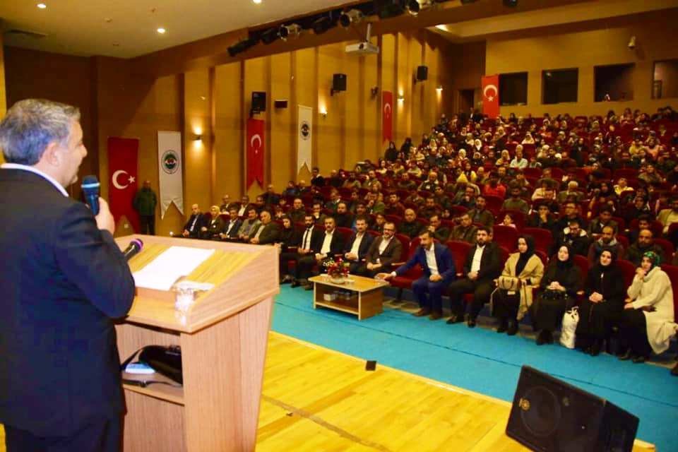 Dilovası'nda "Bilinçli aile, duyarlı gençlik" konferansı