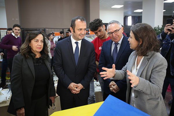 Sokak hayvanları için tasarlanan yuvalar sergilendi