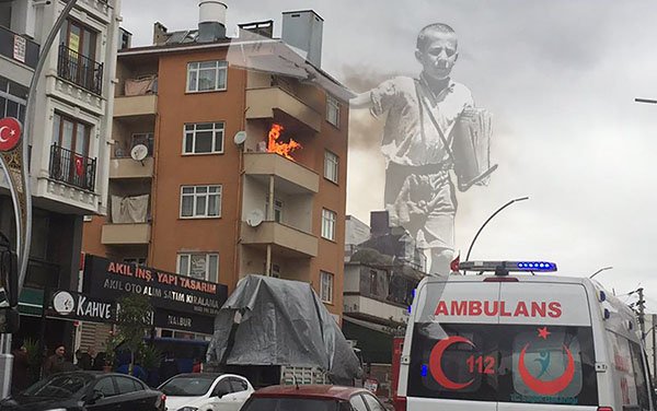 Balkondaki odunlar tutuşunca yangın çıktı