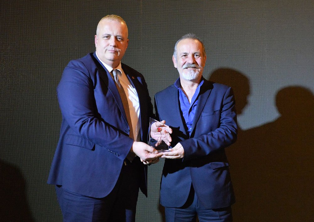 Polat, ödülünü MHP'li başkandan aldı