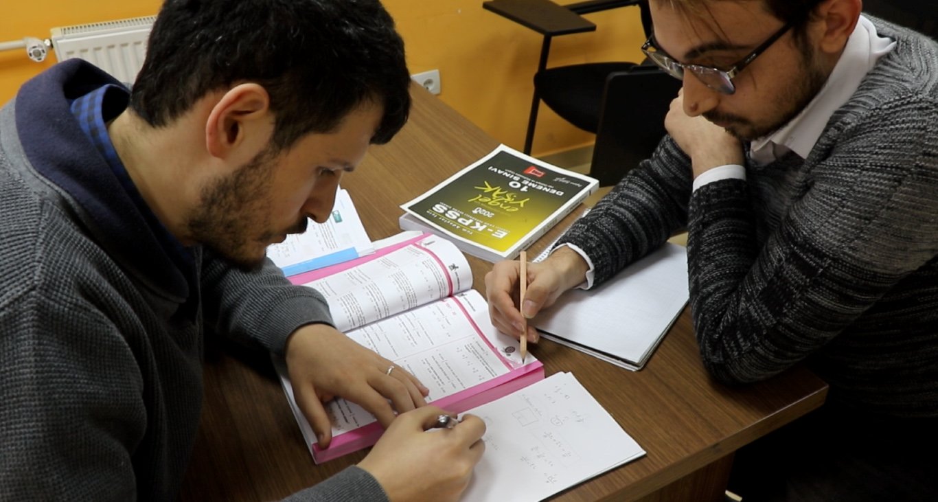 Gönüllü öğrencilerden E-KPSS kursiyerlerine eğitim