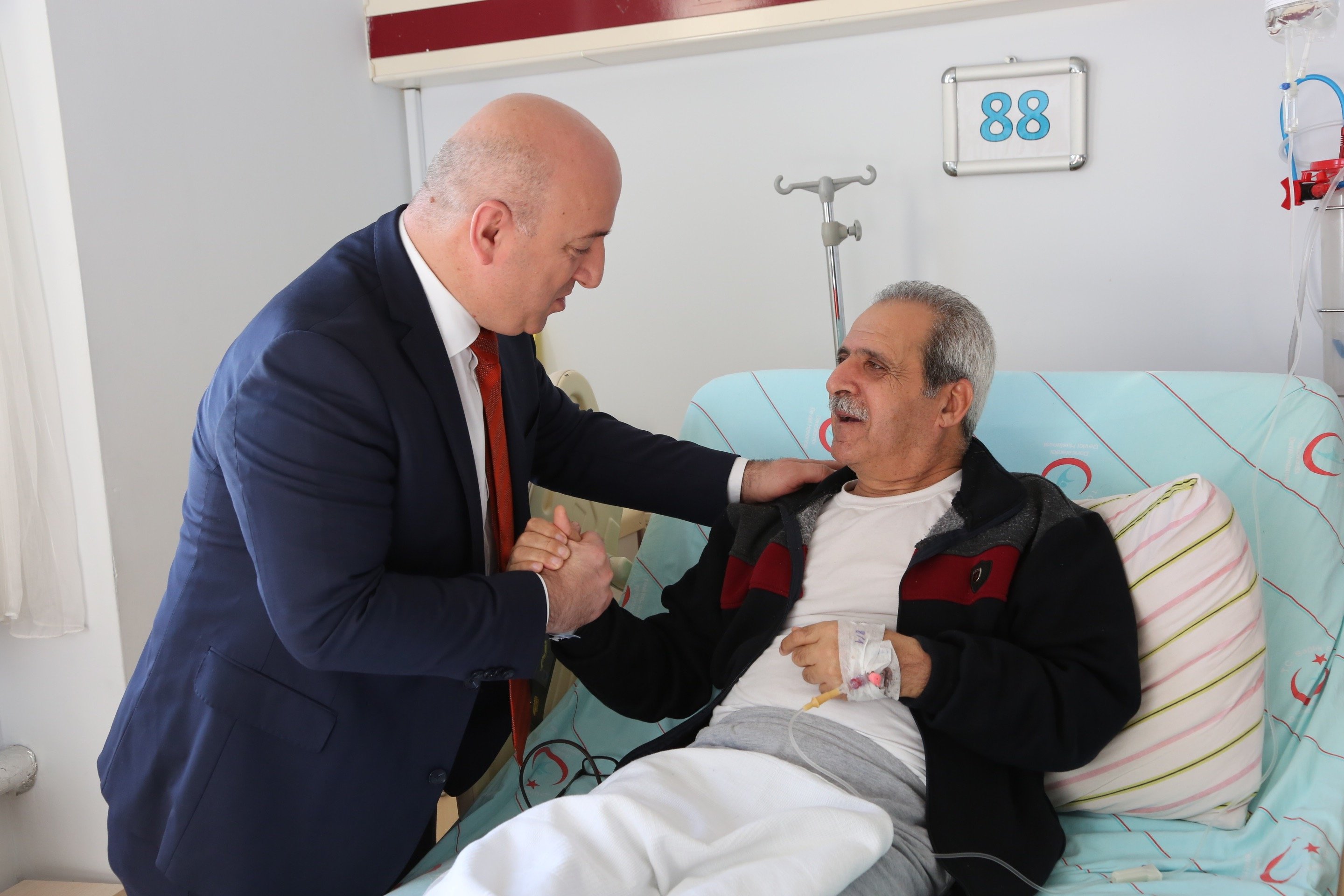 Başkan Bıyık'tan hastalara moral ziyareti
