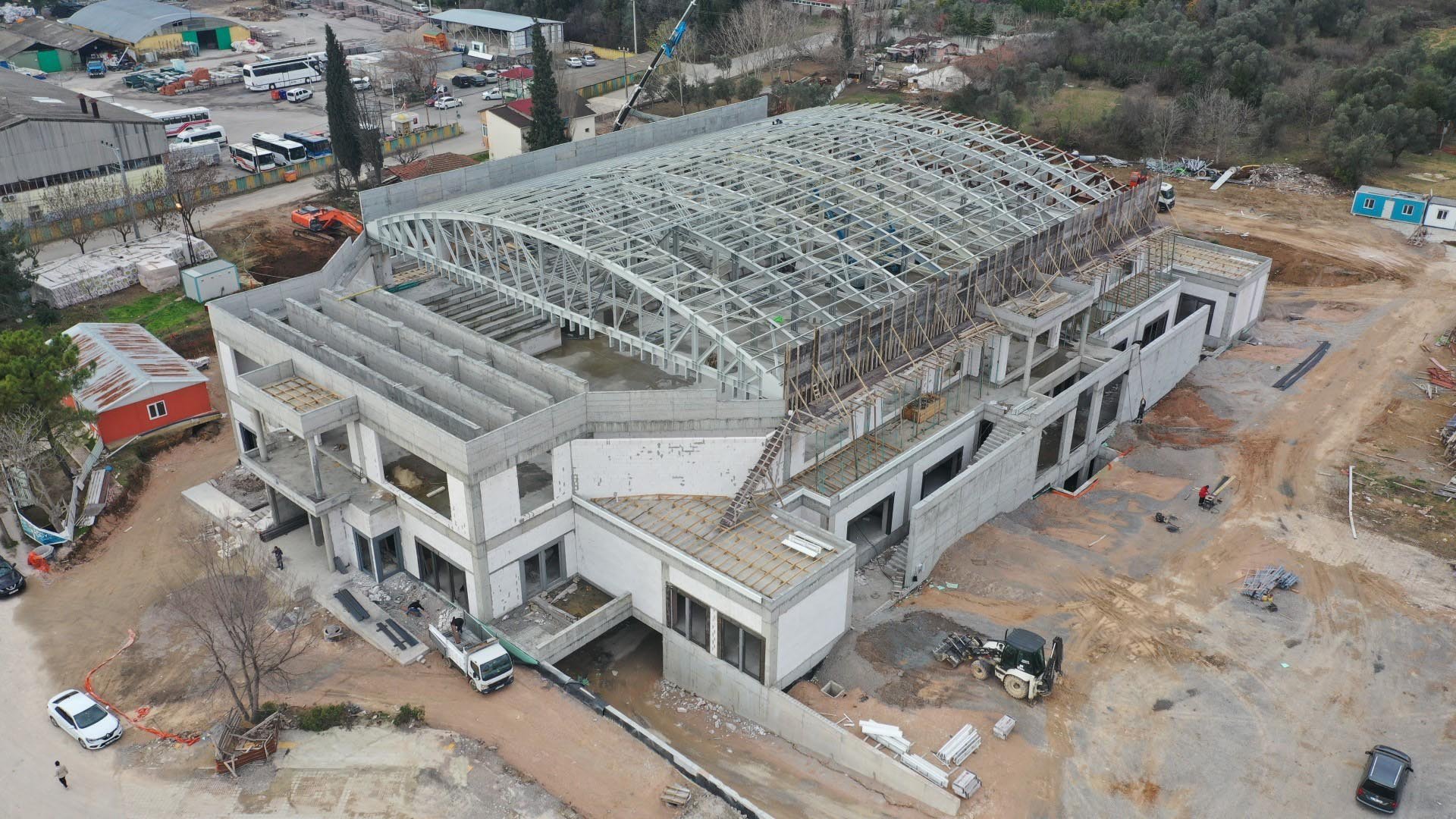Darıca'nın dev spor salonunda çelik çatı tamamlanıyor