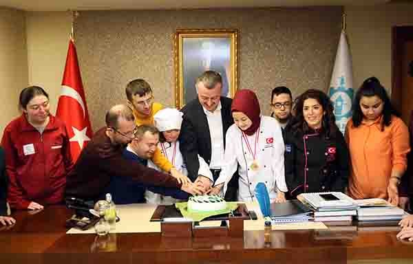 Büyükakın'a özel öğrencilerden sürpriz doğum günü