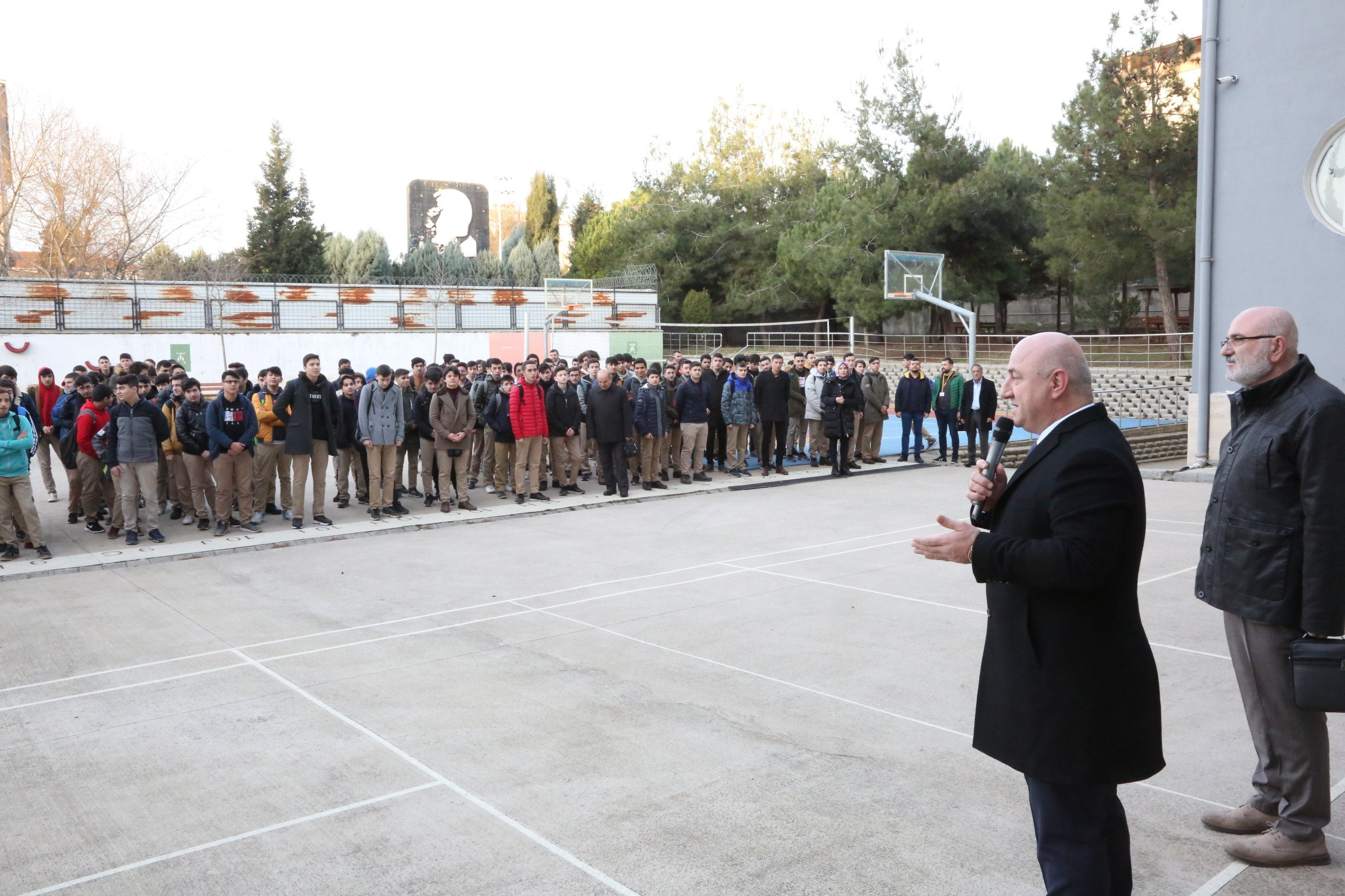 Bıyık, ikinci dönemin ilk dersinde öğrencileri yalnız bırakmadı