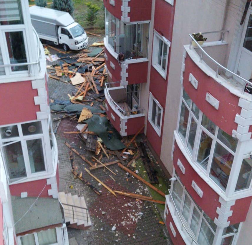 Darıca'da bir evin çatısı uçtu!