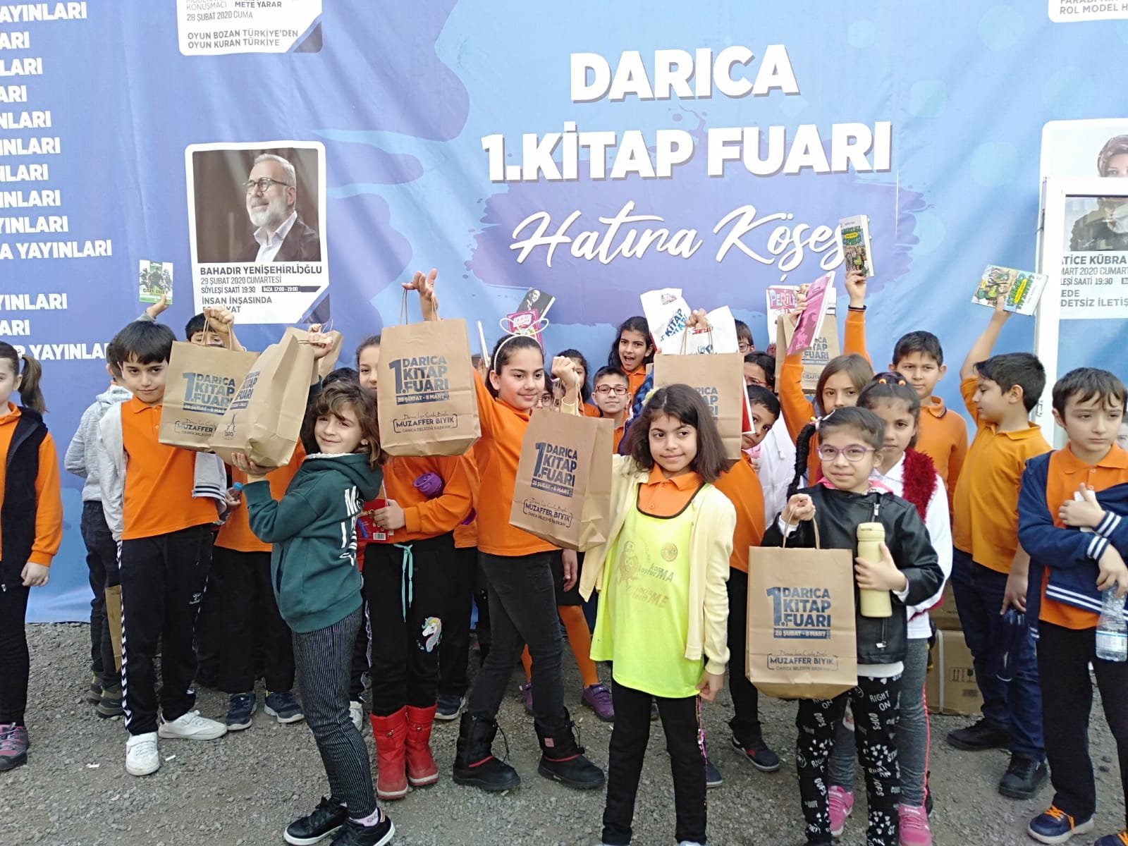 Darıcalı çocuklar Kitap Fuarı'nı çok sevdi