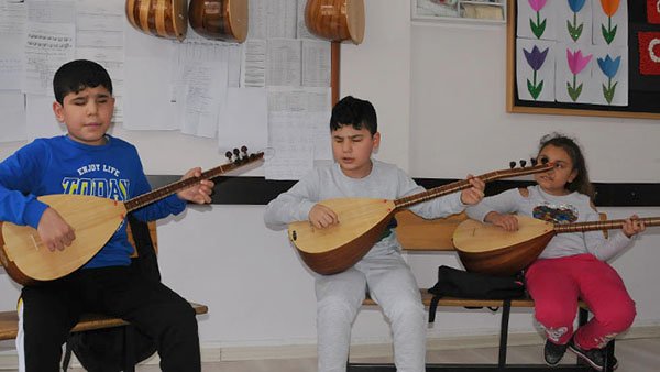 Hem sazın teline, hem de yüreklere dokunuyorlar