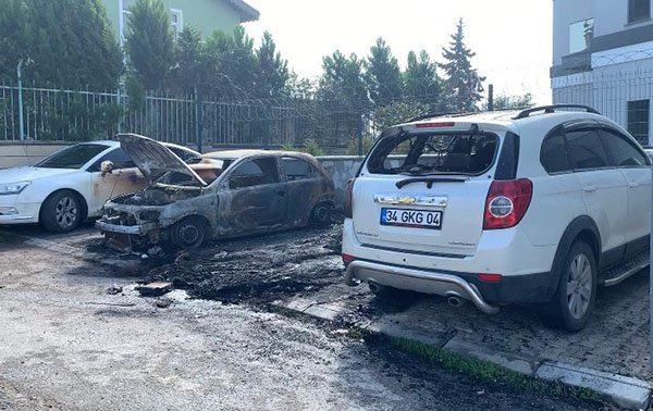 Darıca'da 3 Otomobil yandı