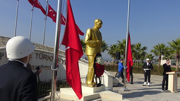 Atatürk Heykeli, sahildeki yeni yerine taşındı