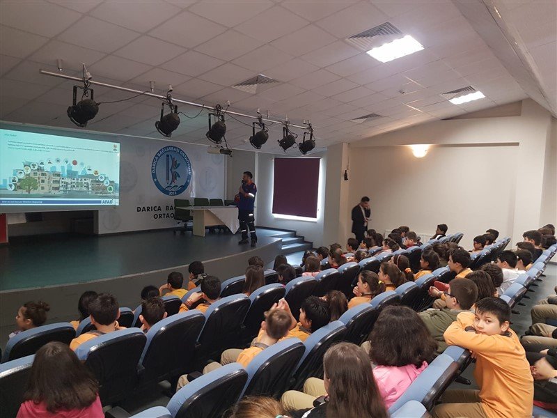 Kocaeli AFAD, Darıca'daki öğrencilere afet eğitimi verdi