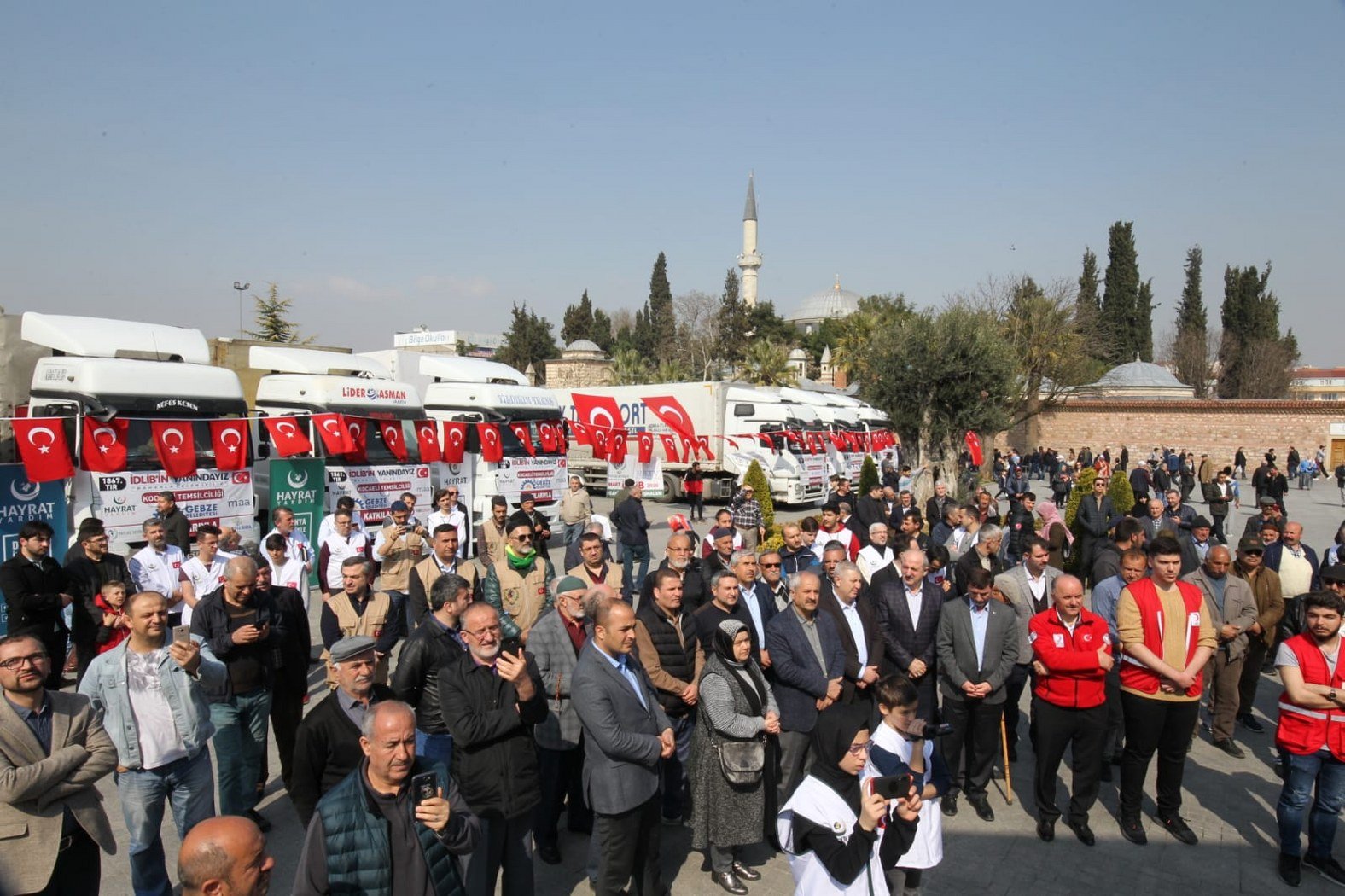 İdlib'e 10 TIR dolusu yardım malzemesi gönderildi