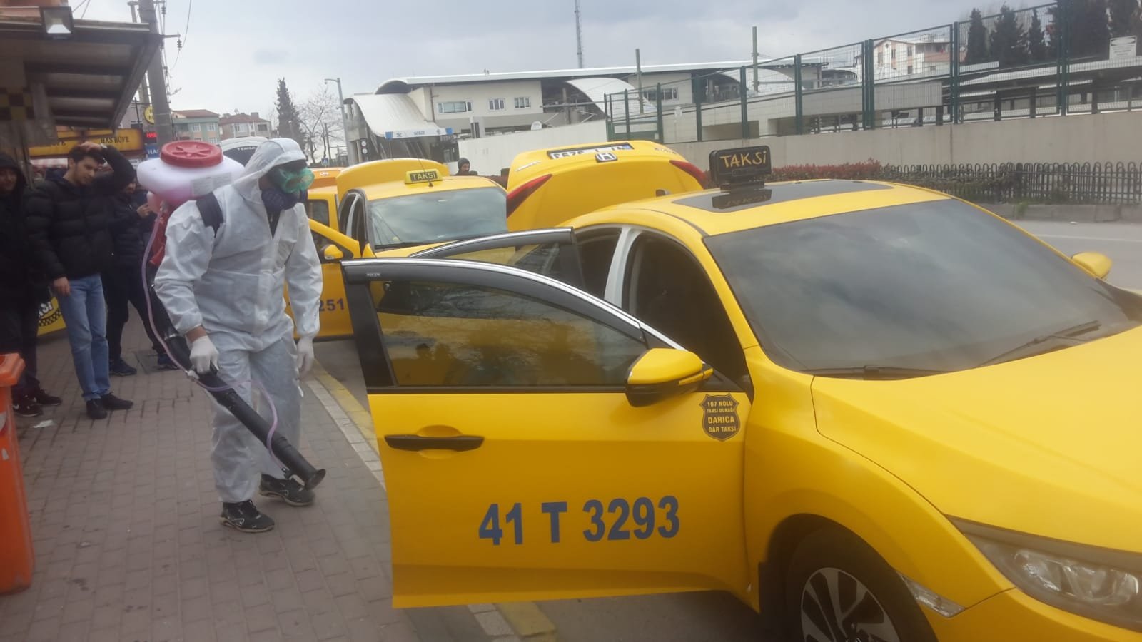 Darıca Belediyesi taksileri dezenfekte ediyor