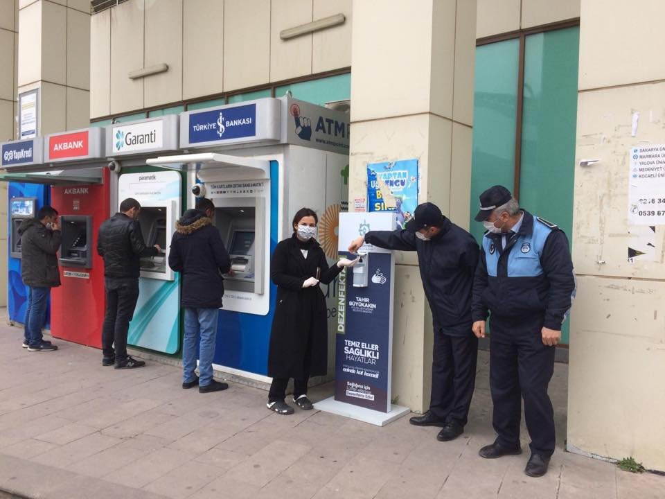 Darıca'nın önemli yerlerine el dezenfektanı konuldu