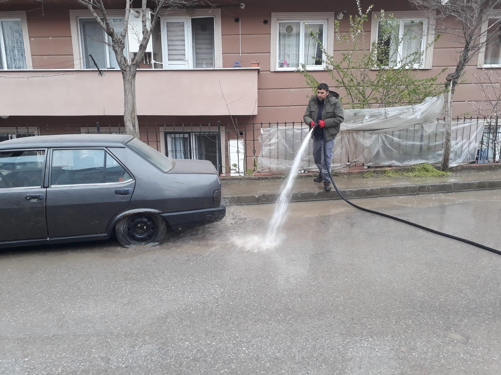 Darıca Belediyesi her mahalleyi dezenfekte ediyor