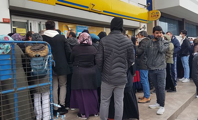  PTT AŞ. Yoğunluk yaşanan şubelerini kapattı