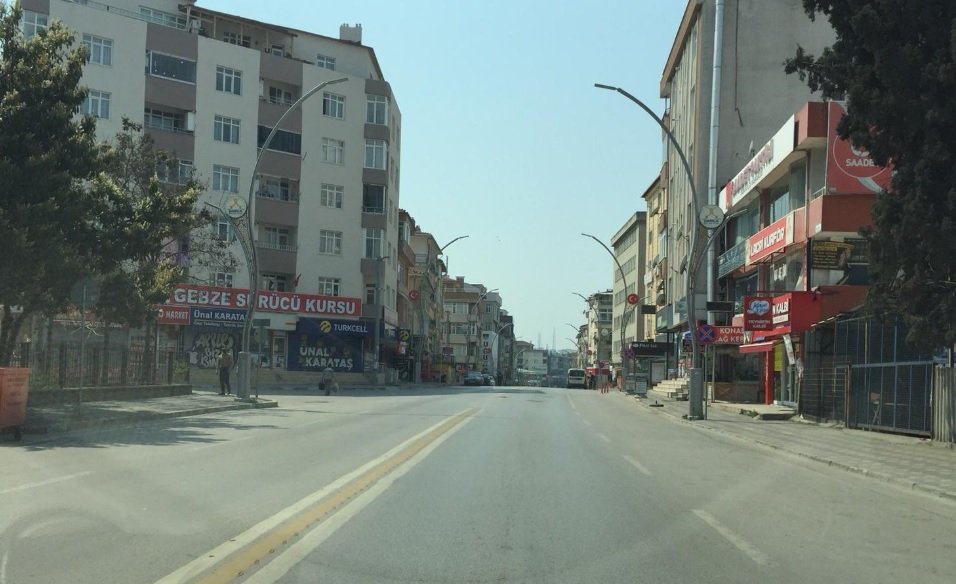 Darıca'da cadde ve sokaklar bomboş kaldı