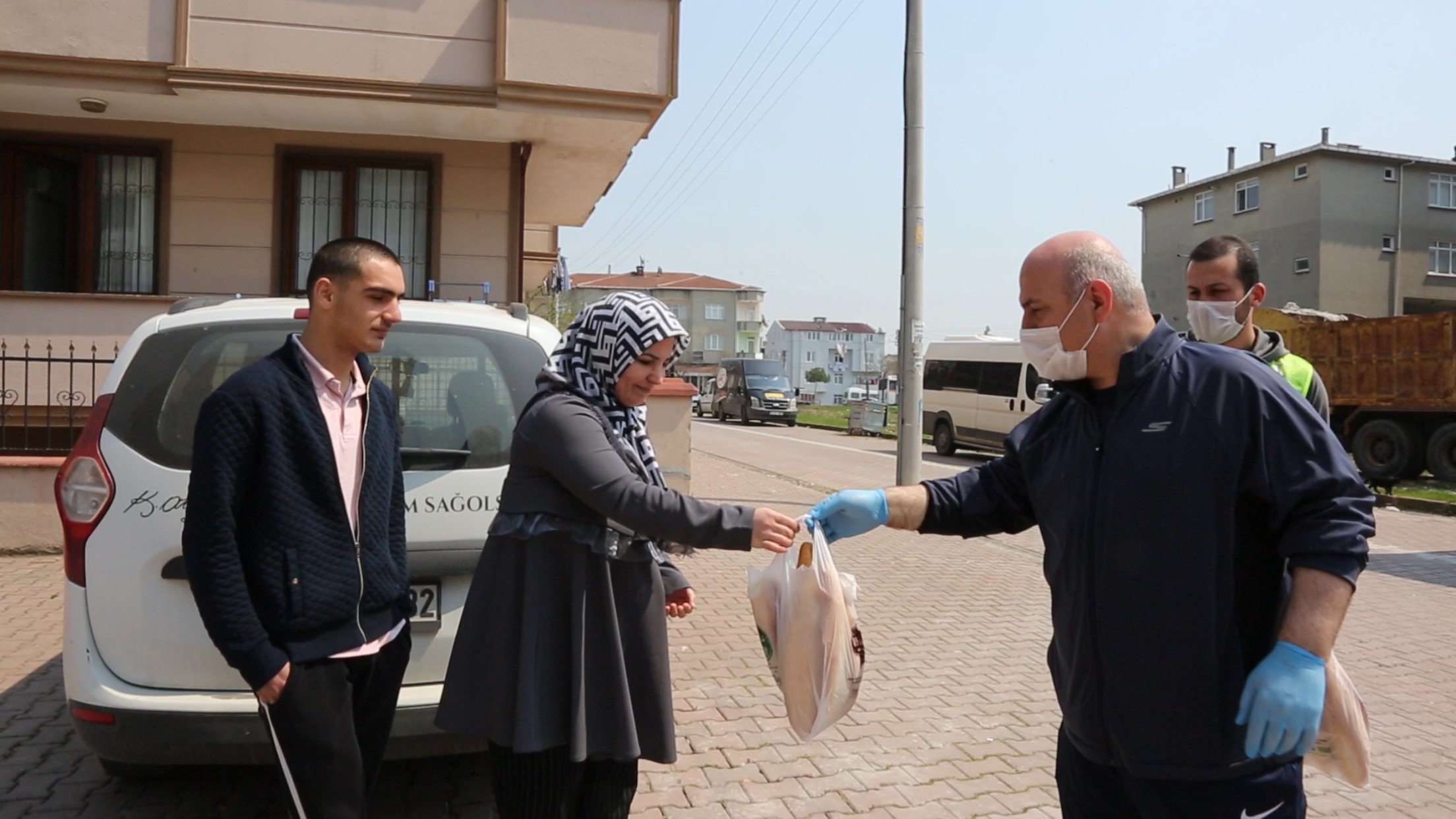 Bıyık, Darıcalılara ekmek dağıttı