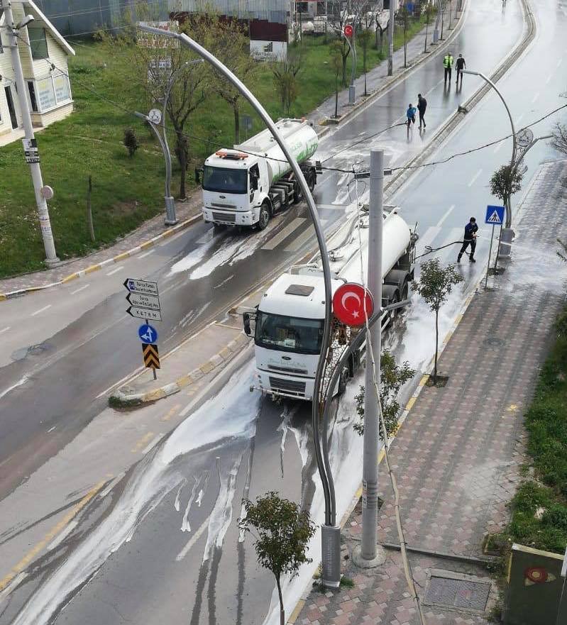 Darıca'da boş sokaklar dezenfekte ediliyor