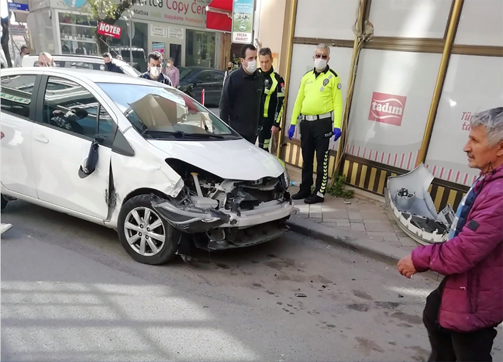 Kadın sürücü dükkana girdi: 1 yaya yaralı