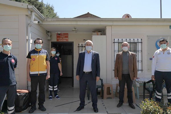 Sokağa çıkıp çalışanların yanına gitti