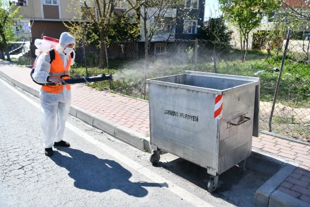 Çayırova'da çöp konteynırları dezenfekte edildi