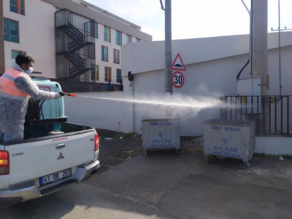 Yasak sürecinde Darıca'nın boş sokakları dezenfekte ediliyor!