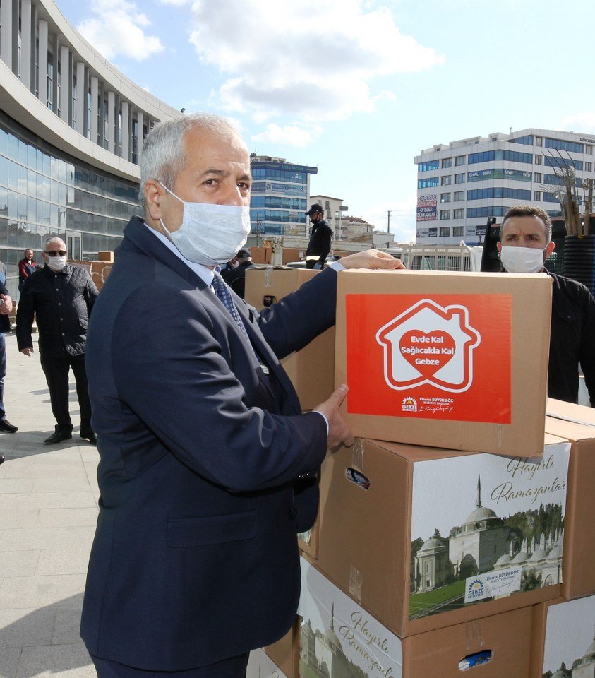 Gebze'de Ramazan erzakları evlere ulaştırılıyor