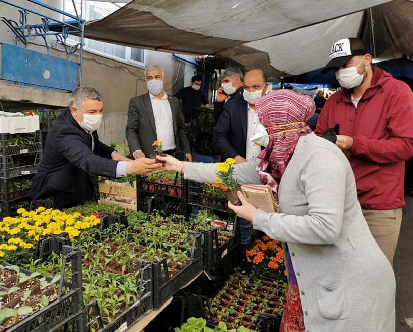 Şayir, vatandaşlara çiçek tohumu dağıttı