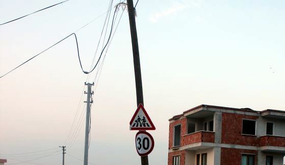 Sedaş, Darıca'da elektrik direklerini hala kaldırmıyor