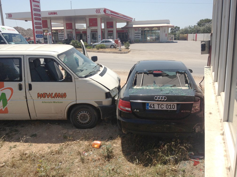 Duran arabaya çarptı!