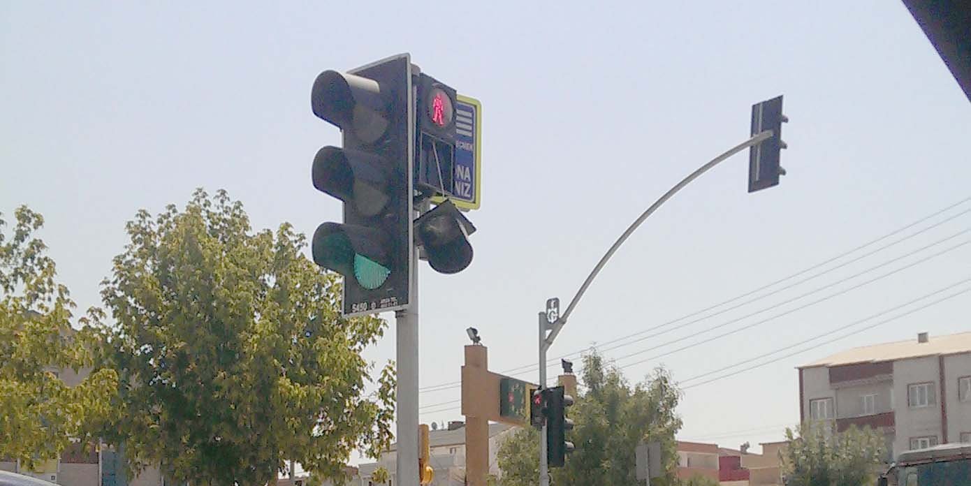 Yerlerde sürünen trafik lambaları!