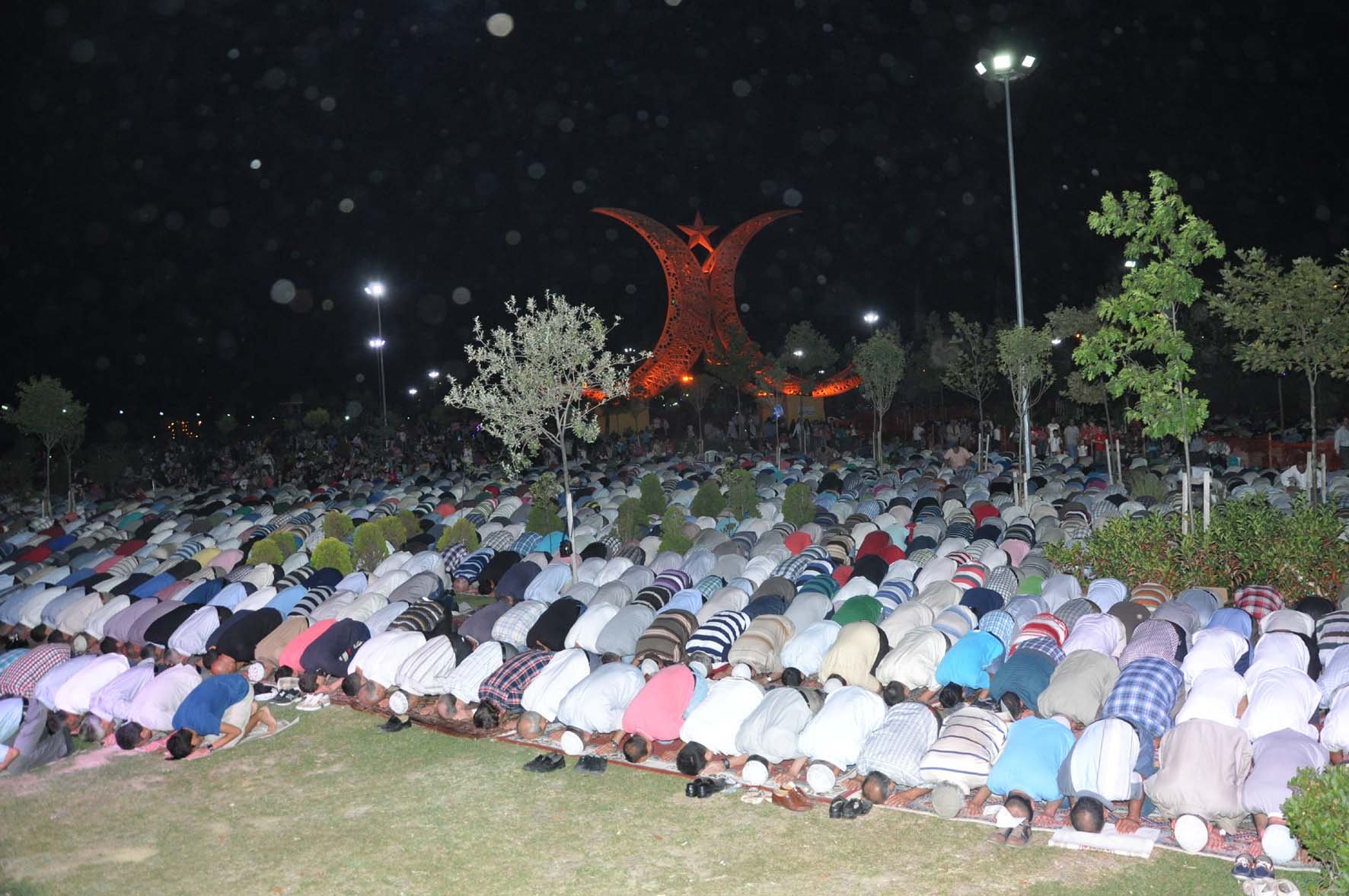 Sahilde toplu teravih namazı kıldılar