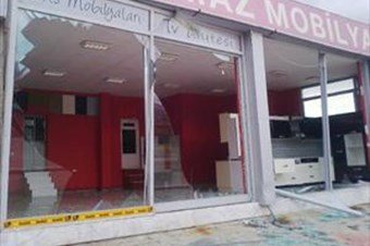 Eski işyerinin camlarını kırdı