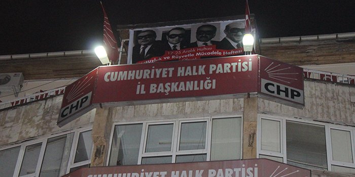 CHP binasına pankart baskını