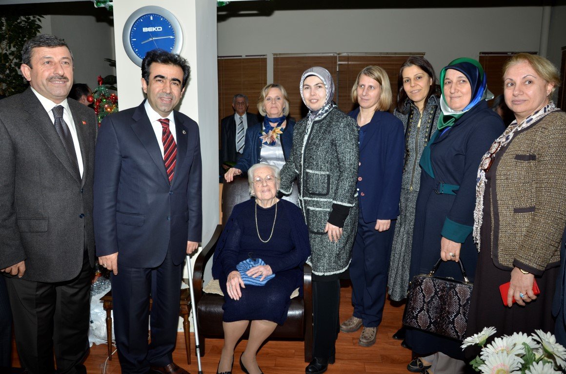 Vali Güzeloğlu, Darıca huzur evini ziyaret etti