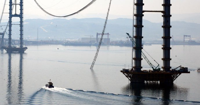  Köprünün mühendisi kendi boğazını kesti