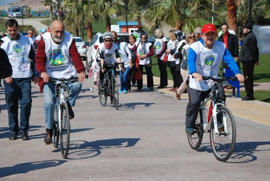  Dedelerle torunlar bisikletle yarıştı