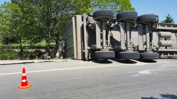 Bayramoğlu yolunda TIR devrildi