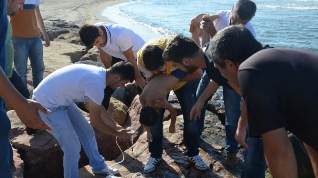 8 yaşındaki çocuk annesini kurtarmak için denize atladı