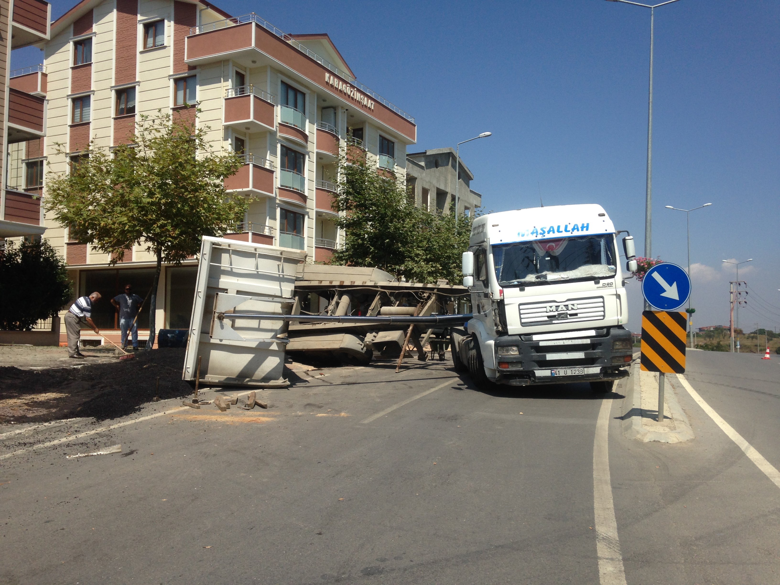 Darıca'da TIR'ın dorsesi yola devrildi