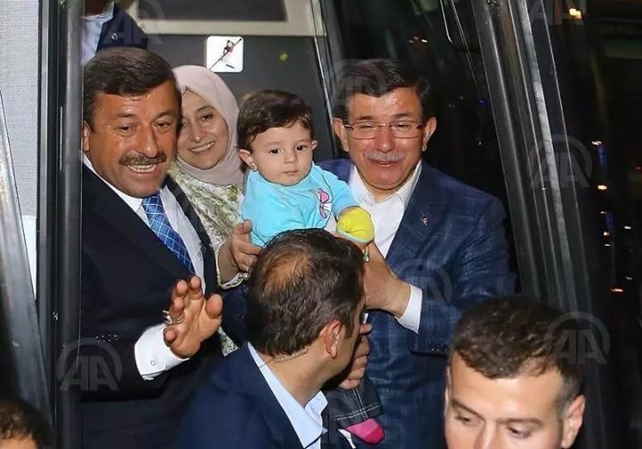 Davutoğlu ve Karabacak, Darıcalı çocuklara oyuncak dağıttı