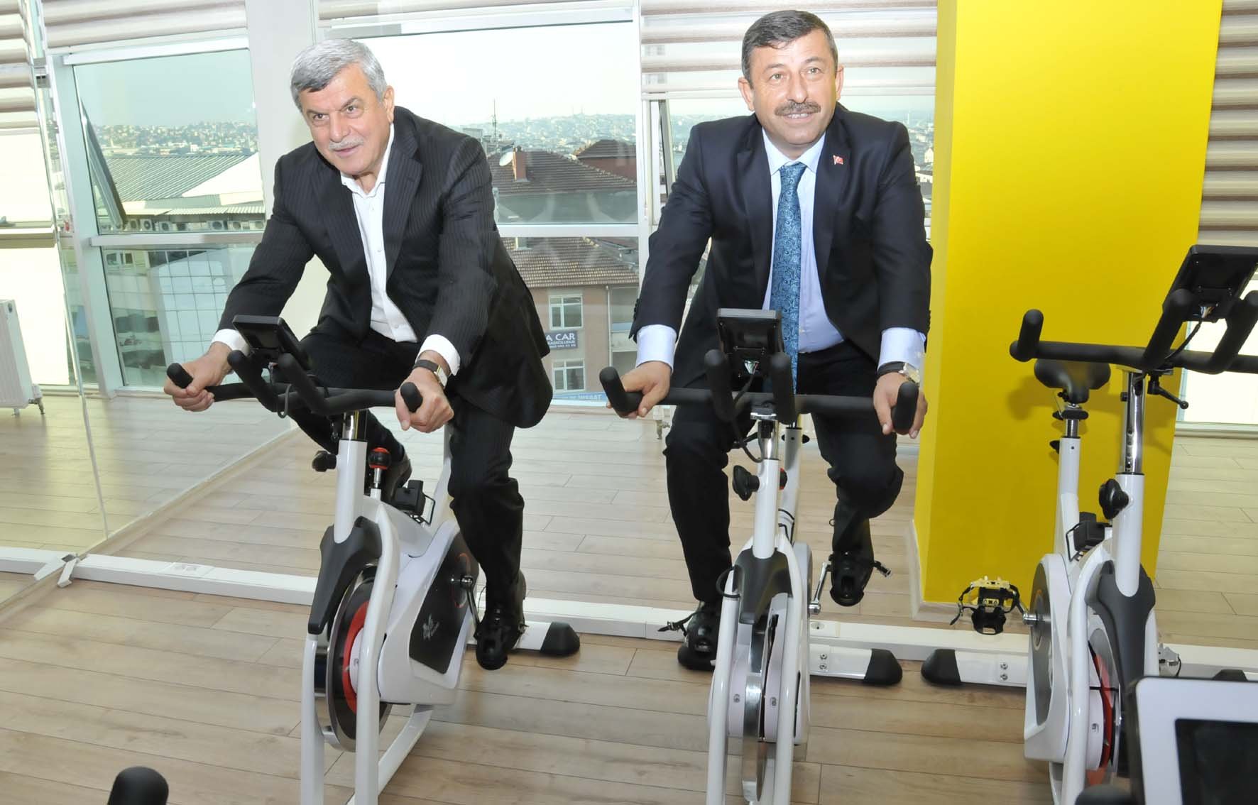 Karaosmanoğlu, Kültür Merkezi'ni çok beğendi