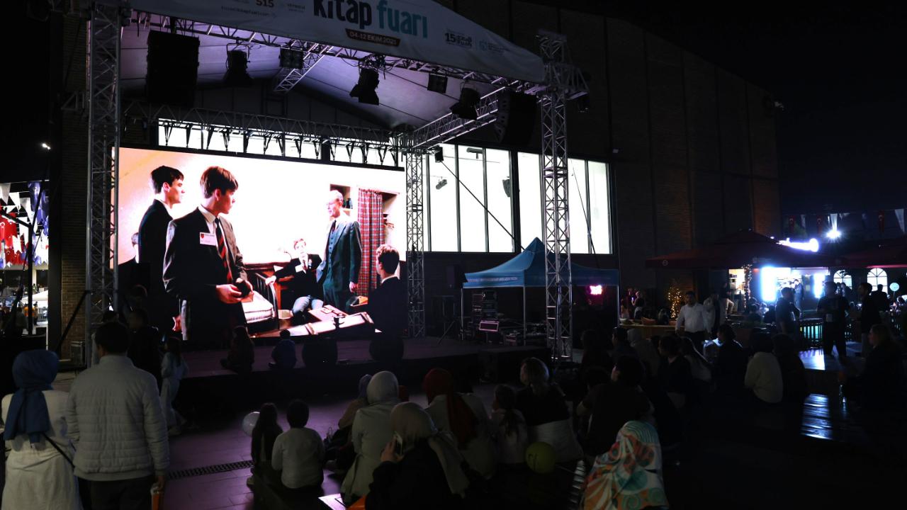 Açık havada “Ölü Ozanlar Derneği” ilgiyle izlendi