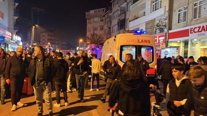 ÇATLAKLAR OLUŞAN BİNADAKİ VATANDAŞLAR DIŞARIYA ÇIKTI