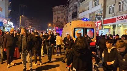 ÇATLAKLAR OLUŞAN BİNADAKİ VATANDAŞLAR DIŞARIYA ÇIKTI