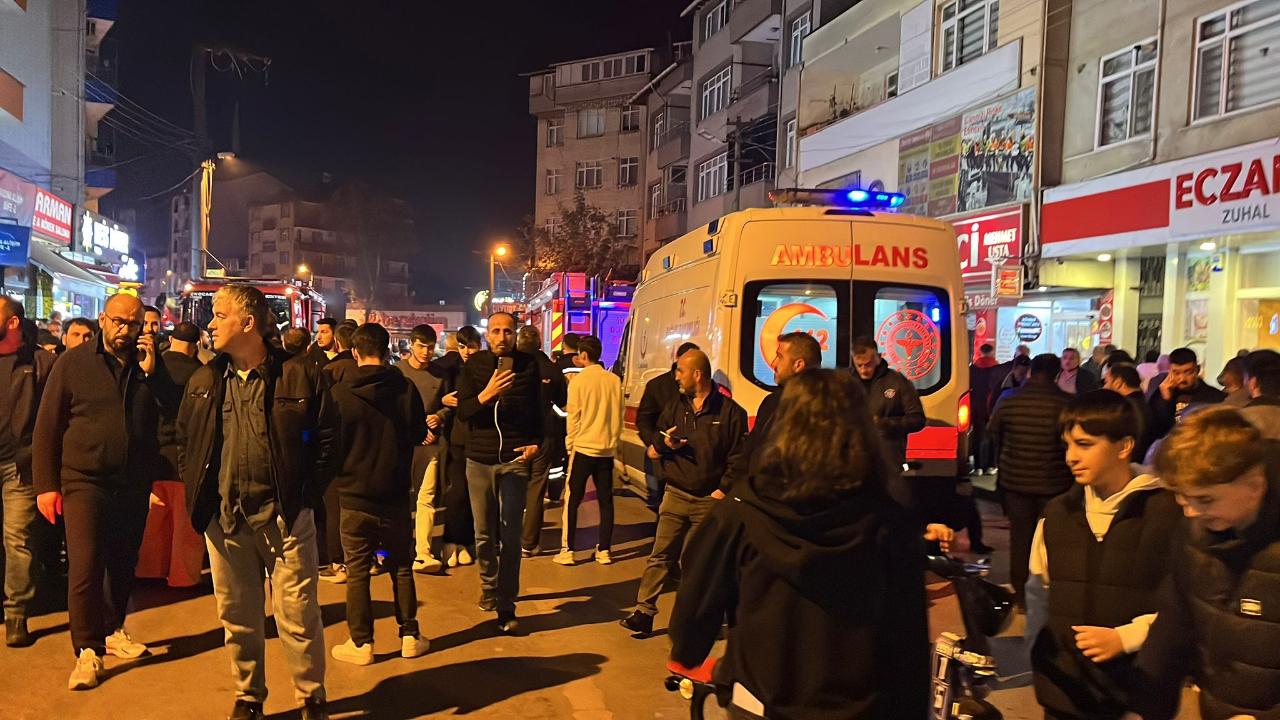 ÇATLAKLAR OLUŞAN BİNADAKİ VATANDAŞLAR DIŞARIYA ÇIKTI