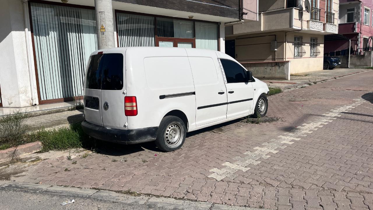 Darıca’da sokak üzerine terk edilmiş araç endişe yaratıyor !..