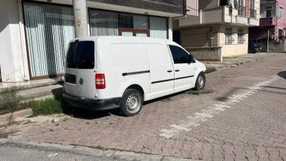 Darıca’da sokak üzerine  terk edilmiş araç endişe yaratıyor !..