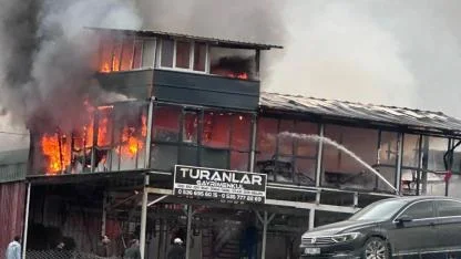 Dilovası’nda 2 katlı konteyner alev alev yandı